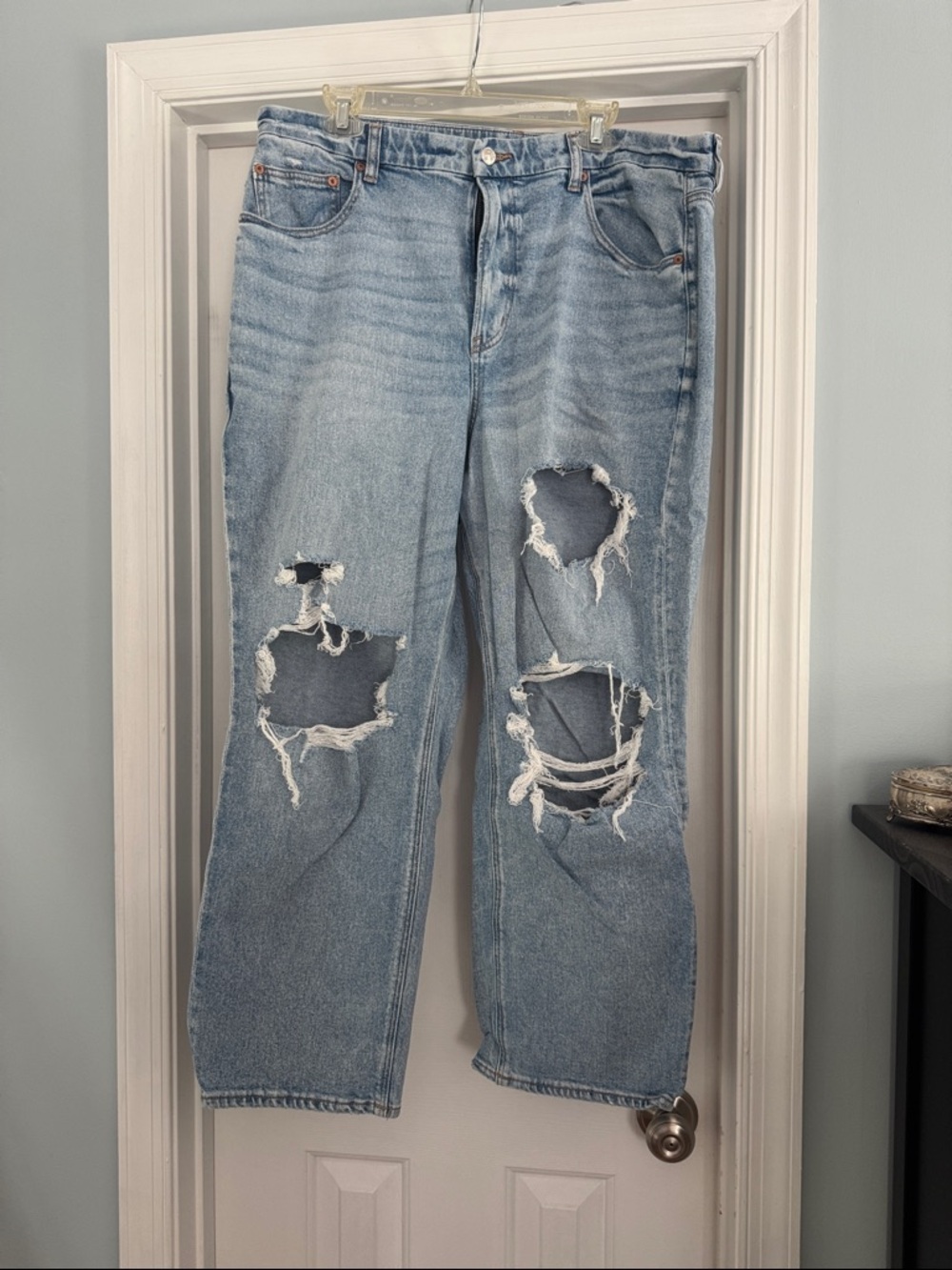 American Eagle Outfitters Light Blue Distressed Denim Jeans
